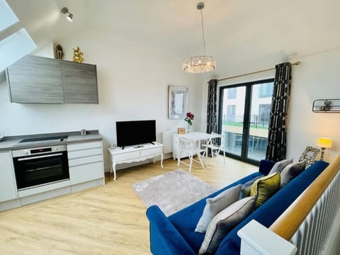 TV and multimedia, Living room, Seating area, Evening entertainment