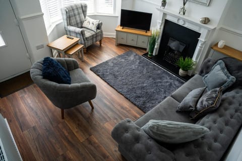 Communal lounge/ TV room, TV and multimedia, Living room, Seating area, Evening entertainment