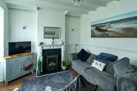 Communal lounge/ TV room, TV and multimedia, Living room, Seating area, Evening entertainment