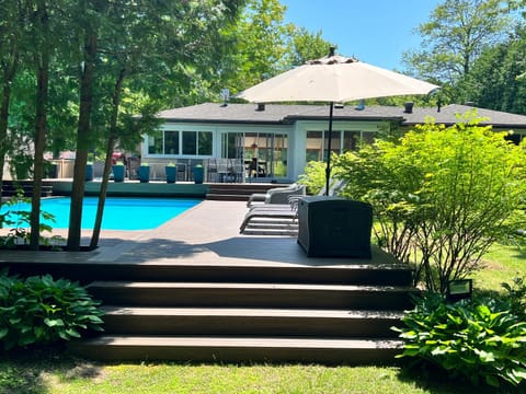 Property building, Patio, Garden, Garden, Balcony/Terrace, Garden view, Pool view, Swimming pool, Swimming pool, sunbed
