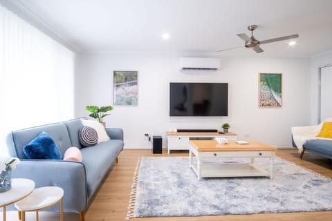 TV and multimedia, Living room, Seating area, Evening entertainment, air conditioner