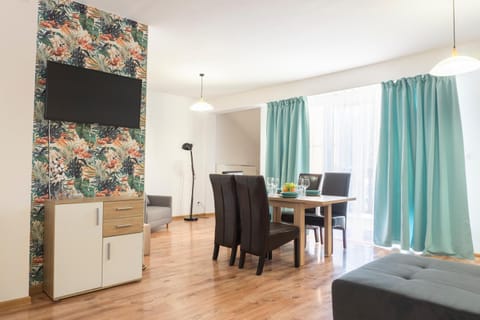 TV and multimedia, Living room, Seating area, Dining area