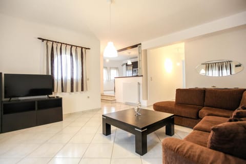 TV and multimedia, Living room, Seating area, Dining area