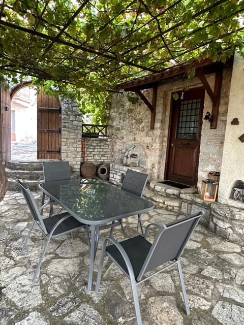 Patio, Day, Dining area