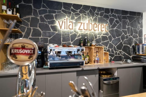 Lounge or bar, Food and drinks