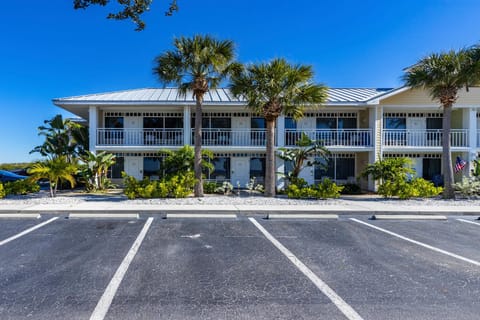 Come Stay Where the Dolphins Play! Apartment in Ruskin