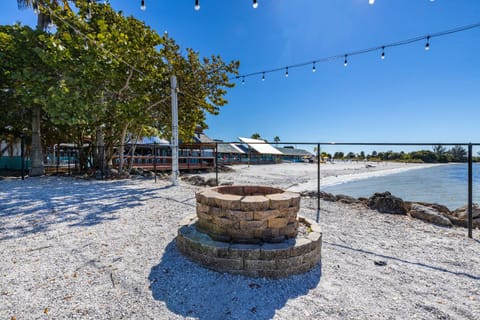 Come Stay Where the Dolphins Play! Apartment in Ruskin