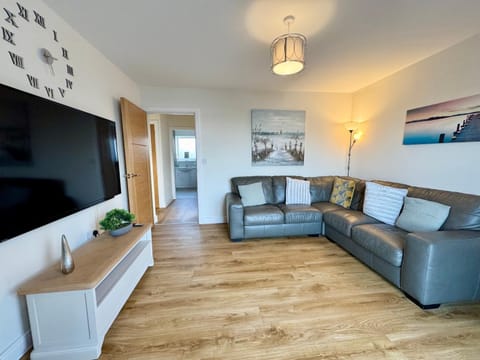 GWEL Y TYWYN - 2 BED APT-ON THE BEACH-TREARDDUR Apartment in Trearddur Bay