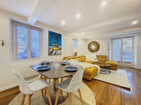 Living room, Seating area, Dining area