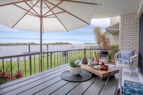 Balcony/Terrace, Seating area, Dining area, Lake view