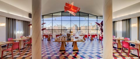 Restaurant/places to eat, Seating area, Breakfast