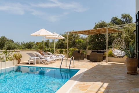 Swimming pool, sunbed
