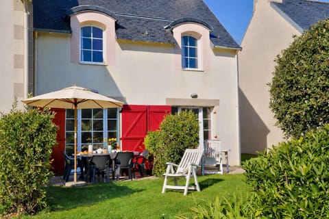 LocaLise - Maison E4 au Guilvinec - A 20m de la mer avec jardin et piscine - Tout à pied, plages, port, centre, commerces, marché - Wifi inclus - Linge de lit inclus - Animaux bienvenus House in Finistere