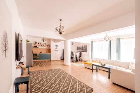 TV and multimedia, Balcony/Terrace, Kitchen or kitchenette, Living room, Dining area, Mountain view
