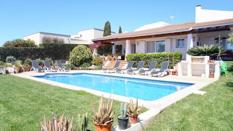 Property building, Patio, Garden, Garden view, Pool view, Swimming pool, sunbed