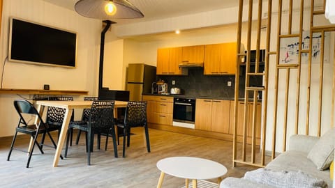 Kitchen or kitchenette, Dining area