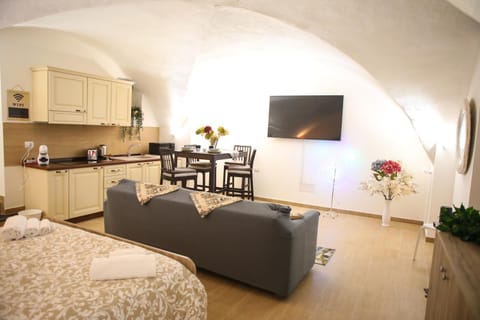 TV and multimedia, Living room, Photo of the whole room, Seating area, Dining area