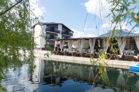 Property building, Restaurant/places to eat