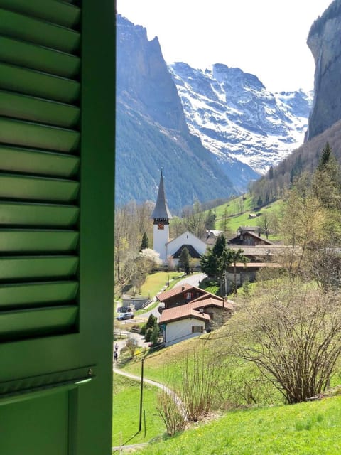 World-Famous Valley View King Bed & Laundry Apartment in Lauterbrunnen