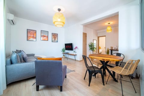 Communal lounge/ TV room, TV and multimedia, Living room, Seating area, Dining area, Evening entertainment