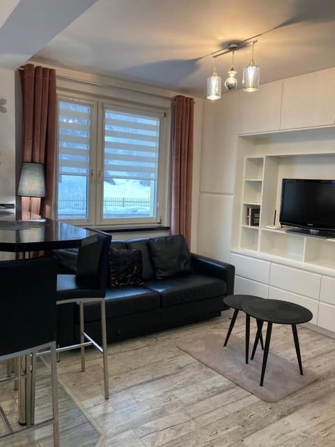 TV and multimedia, Seating area, Dining area