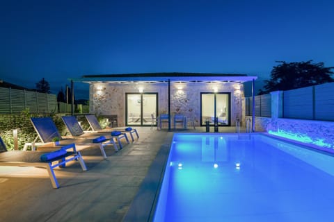 Property building, Pool view, Swimming pool, Swimming pool, Sunrise, Sunset, sunbed