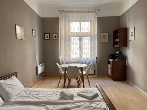 Bed, Living room, Photo of the whole room, Seating area, Dining area, Bedroom