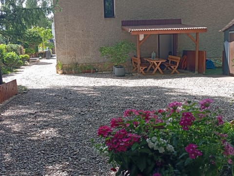 Garden view, Parking