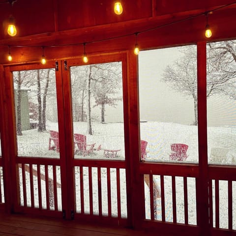 Blufftop Cabin Retreat Hot Tub and Fall Views! Cabin in Eufaula