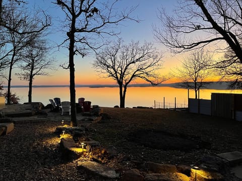 Blufftop Cabin Retreat Hot Tub and Fall Views! Cabin in Eufaula