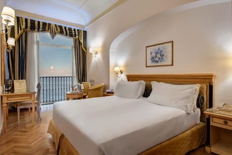 Photo of the whole room, Bedroom, Sea view