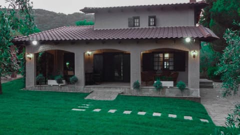 Property building, Patio, Facade/entrance, Garden