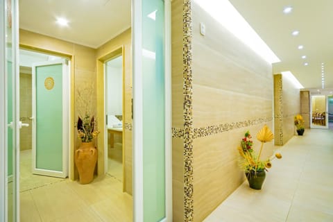 Shower, Bathroom, Swimming pool