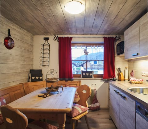 Kitchen or kitchenette, Decorative detail, Dining area
