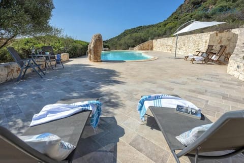 Villa Verde with pool, private parking, air conditioning, 5 bedrooms and 4 bathrooms Villa in Sardinia