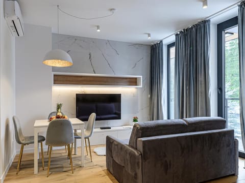 TV and multimedia, Photo of the whole room, Seating area, Dining area, air conditioner