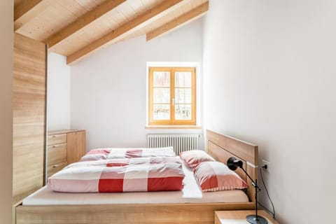 Bed, Bedroom, internet, towels