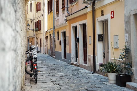 Facade/entrance, Neighbourhood, Street view, Location