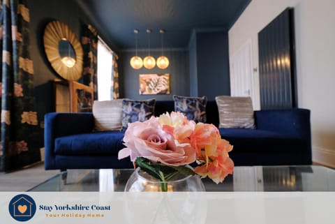 Crows Nest - Near North Bay Beach Apartment in Scarborough