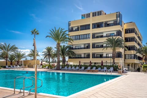 Shower, Property building, Day, Solarium, Pool view, Swimming pool, sunbed, towels