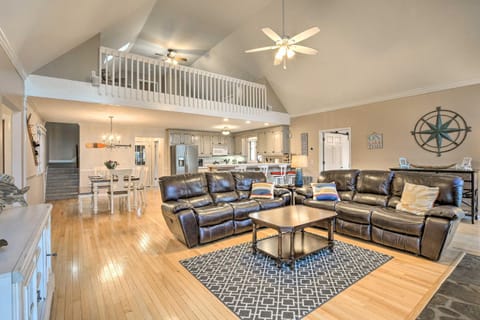 Lake Hartwell Home with Private Dock and Hot Tub! House in Lake Hartwell