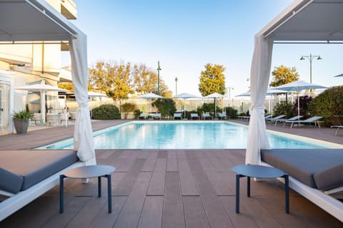 Swimming pool, sunbed