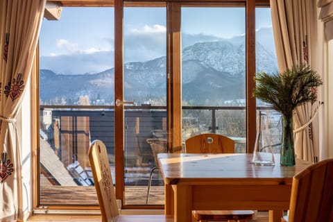 View (from property/room), Balcony/Terrace, Dining area, Mountain view