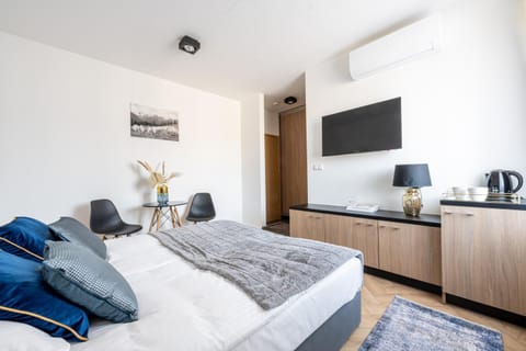 Bed, TV and multimedia, Photo of the whole room, Bedroom