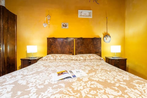 Bed, Photo of the whole room, Decorative detail, Bedroom