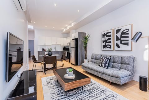 TV and multimedia, Kitchen or kitchenette, Living room, Seating area, Dining area