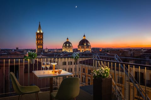 Nearby landmark, Restaurant/places to eat, View (from property/room), Balcony/Terrace, Lounge or bar, City view, Sunset