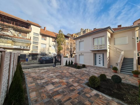 Property building, Patio, Balcony/Terrace