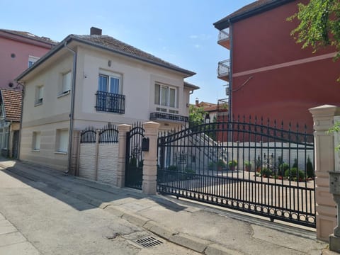 Property building, Facade/entrance, Neighbourhood