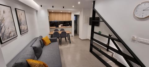 TV and multimedia, Kitchen or kitchenette, Photo of the whole room, Seating area, Dining area